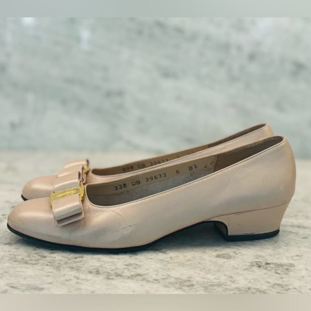 Salvatore Ferragamo Vara Bow Heels in soft pink oyster, size 6B - Picture 9 of 13
